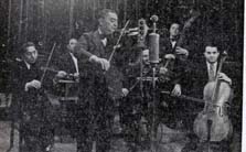 Grigora Dinicu cu orchestra sa, n timpul unei nregistrri (1943)