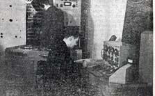 Inginerul Alexandru Lohan la masa de control al emisiunii (1943)