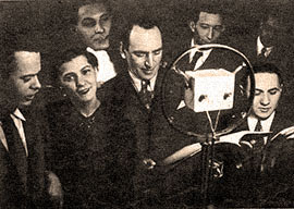 foto - actori interpretând o piesă de teatru radiofonic
