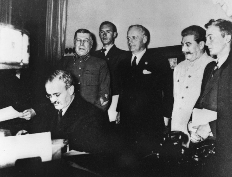 DOCUMENTAR: Pactul Ribbentrop - Molotov - infamia redesenrii Europei 
