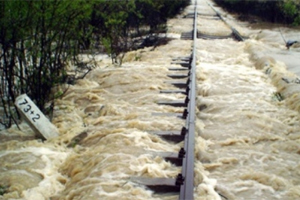 Mai multe trenuri circul pe rute ocolitoare din cauza inundaiilor