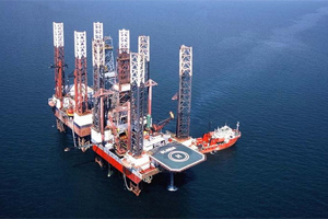 Premierul a vizitat platforma de foraj petrolier Ocean Endeavor din Marea Neagră