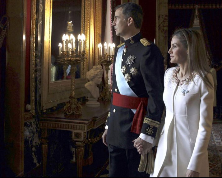 Doña Letizia, sobrietate şi eleganţă în alb, la debutul său ca Regină a Spaniei