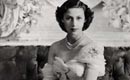 O rochie de sear din 1940 a Reginei Elisabeta a II-a s-a vndut cu 2.000 de lire sterline
