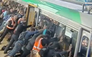 Navetiti din Perth, Australia, au ridicat un tren pentru a-i salva un coleg