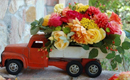 14 camioane de flori pentru sărbătorirea zilei de naştere