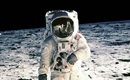 Neil Armstrong este în favoarea reluării misiunilor pe Lună