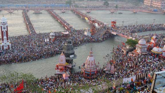 Pelerinii hindui se purific cu ocazia srbtorii Kumbh Mela