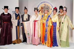 Costume tradiionale chinezeti expuse la Chiinu