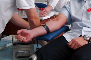 Mii de oameni au răspuns apelului la donare de sânge făcut de autorităţile sanitare