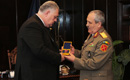 Emblema de onoare din partea Statului Major al Forţelor Terestre oferită Preşedintelui Director General al Radio România